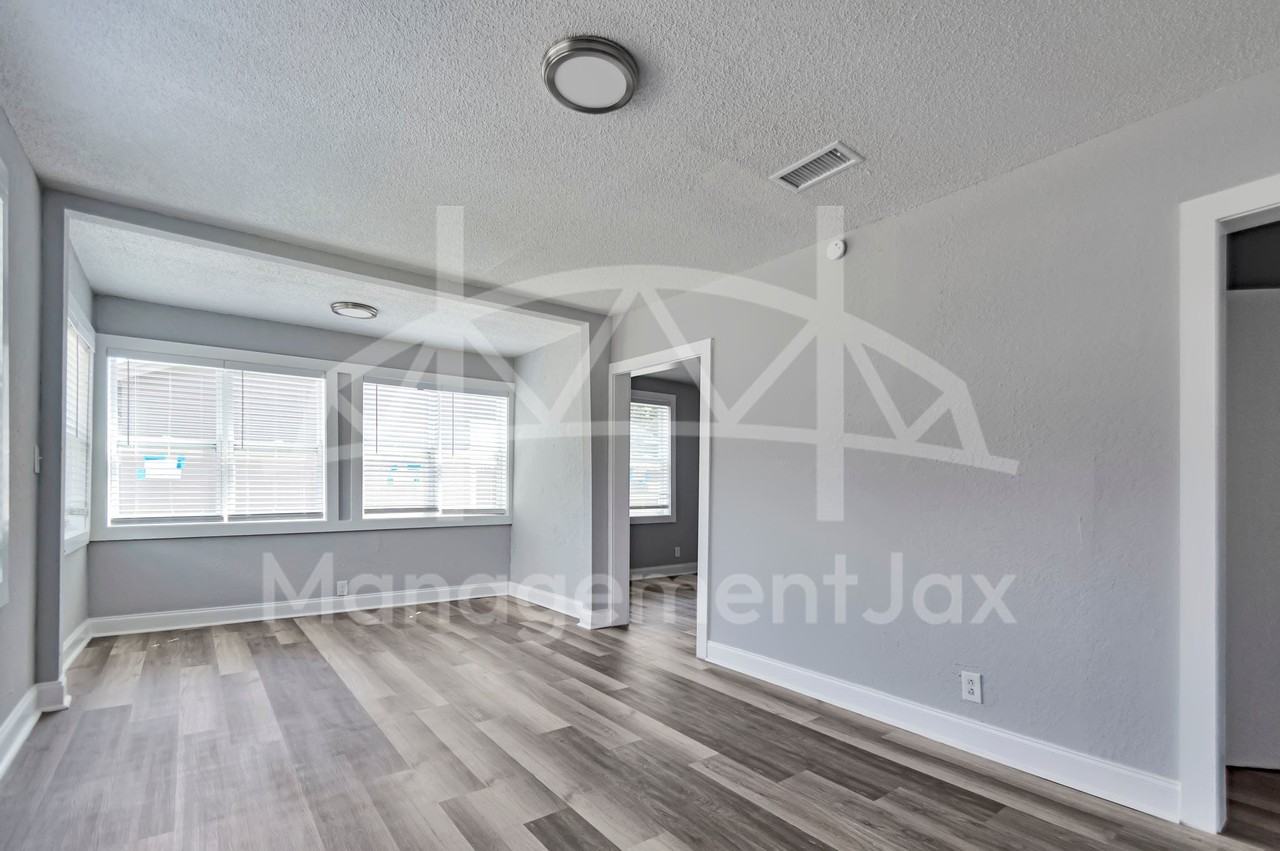 1536 W 10th St #1 - Photo 3 of 15