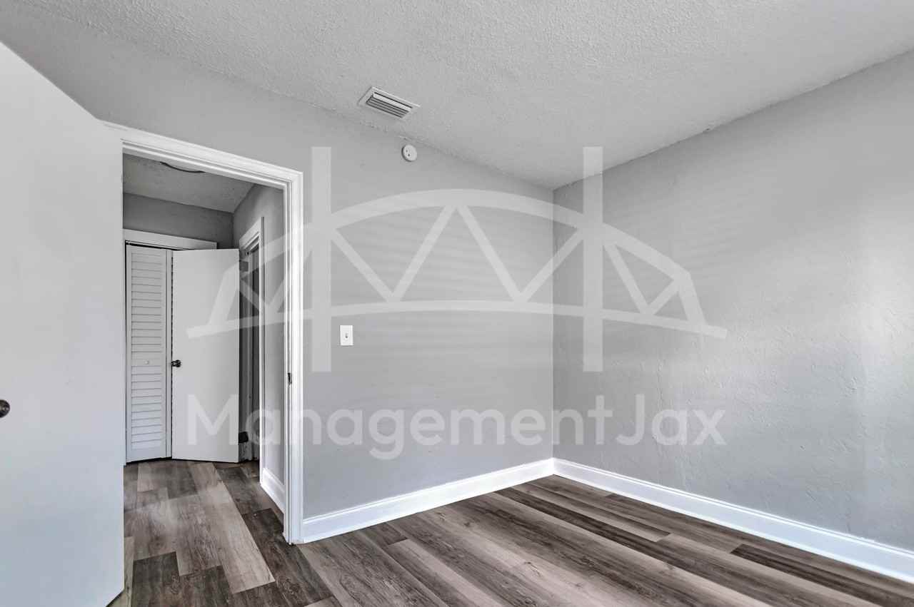 1536 W 10th St #1 - Photo 5 of 15