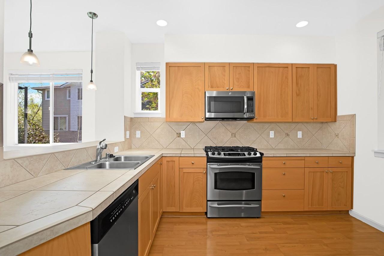 10902 Slater Ave Ne - Photo 5 of 16