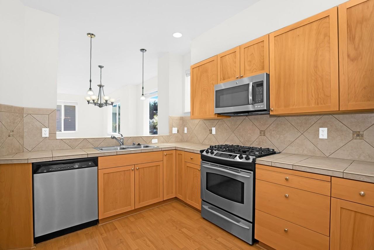 10902 Slater Ave Ne - Photo 6 of 16