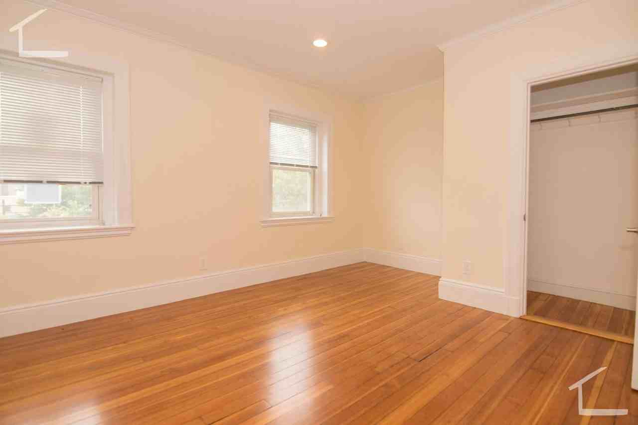 1616 Beacon St - Photo 4 of 9