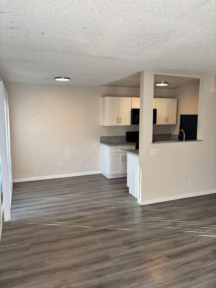 3028 N Edith Blvd - Photo 3 of 8