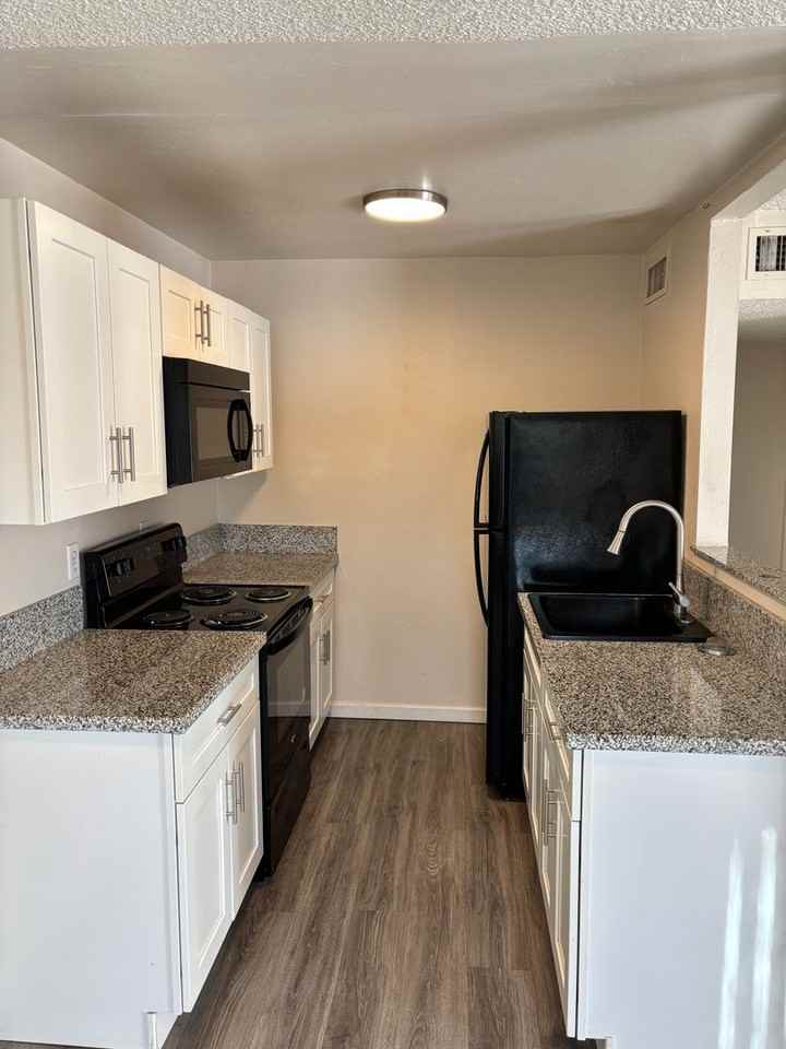 3028 N Edith Blvd - Photo 5 of 8