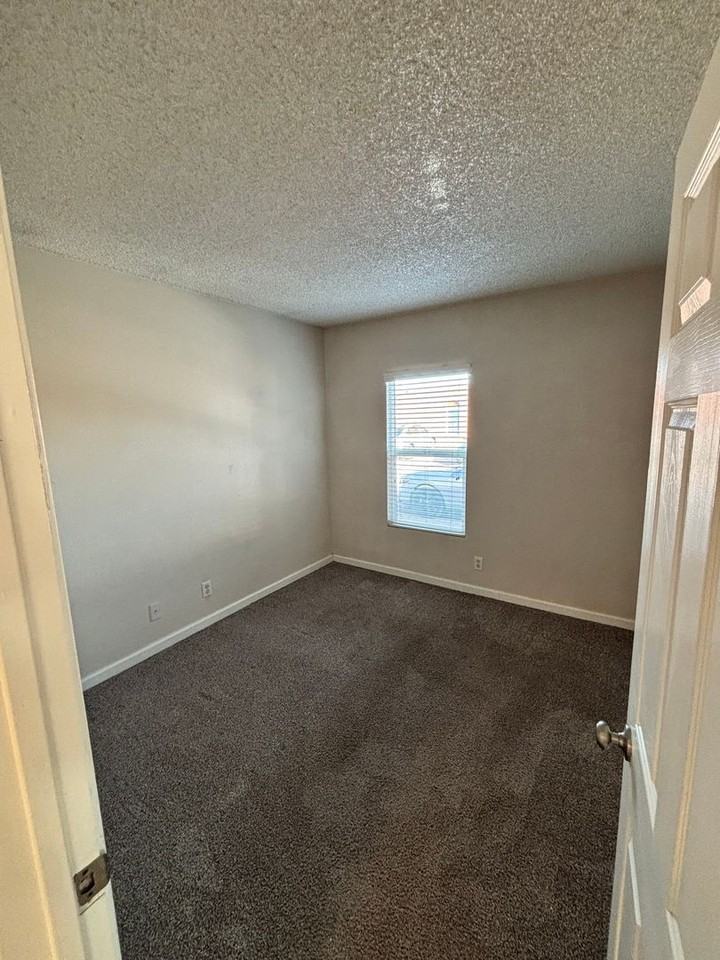 3028 N Edith Blvd - Photo 6 of 8