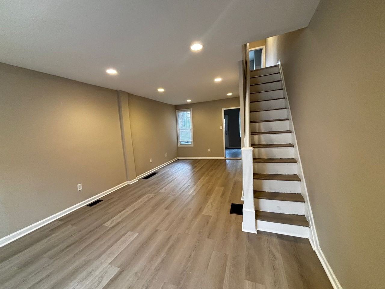 2425 S Darien St - Photo 3 of 15