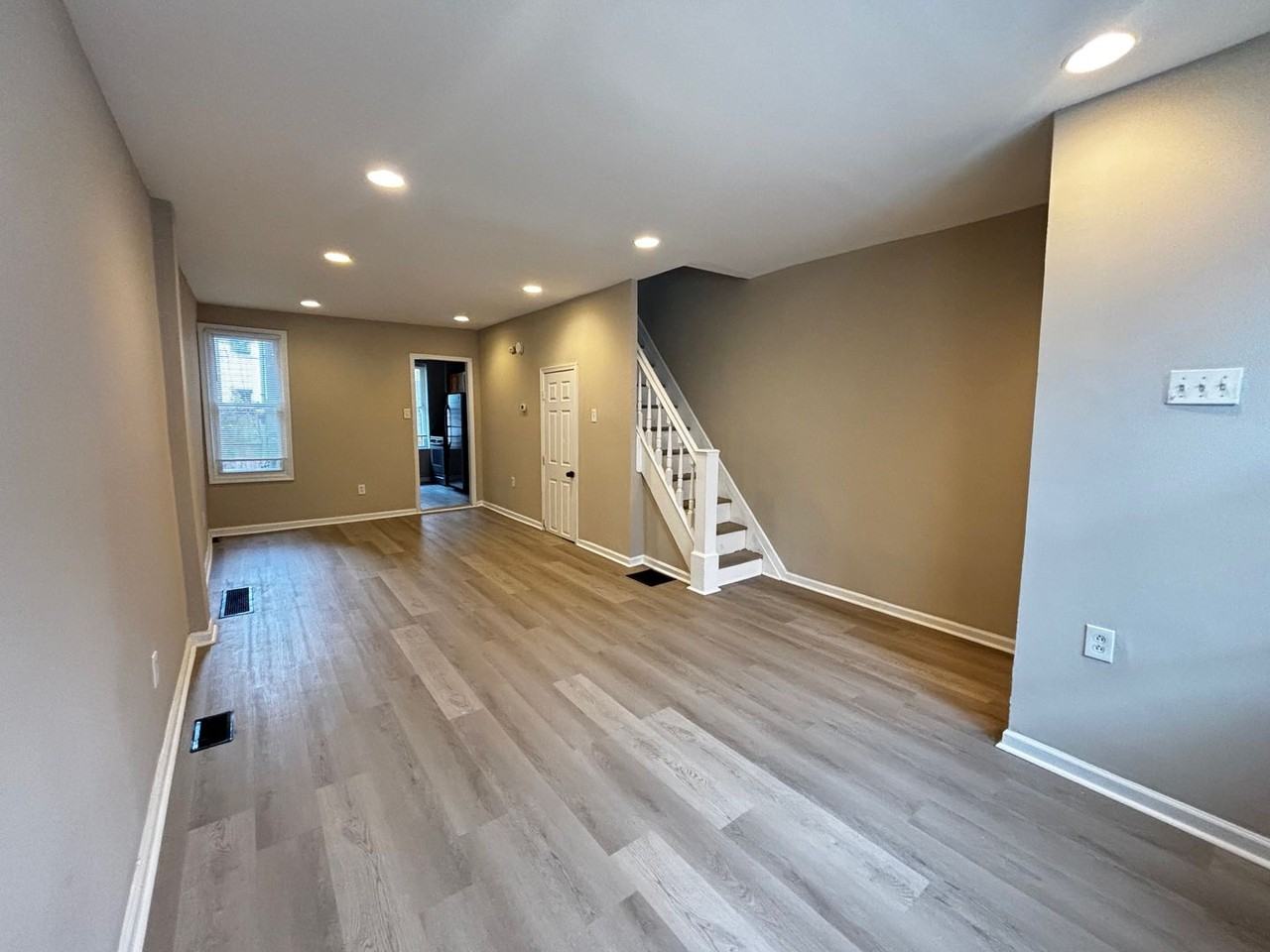 2425 S Darien St - Photo 4 of 15