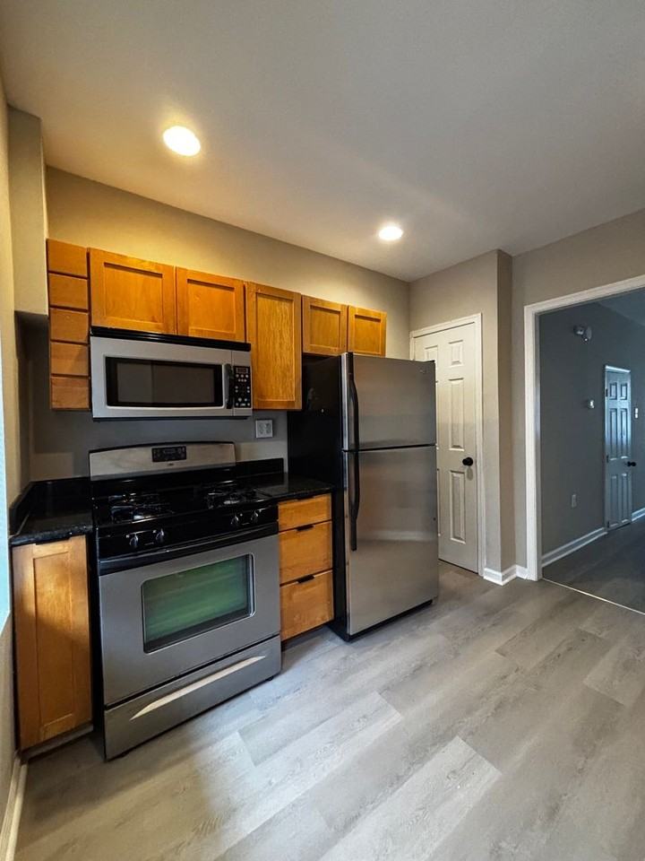 2425 S Darien St - Photo 7 of 15