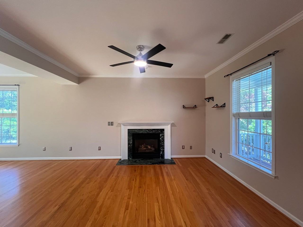 1093 Wintergreen Ln - Photo 6 of 50