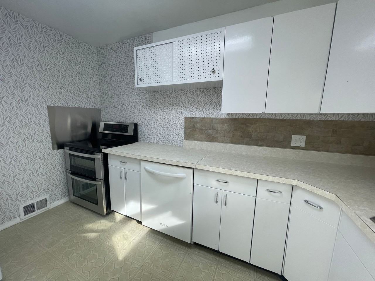 104 Maple Grove Dr - Photo 3 of 20