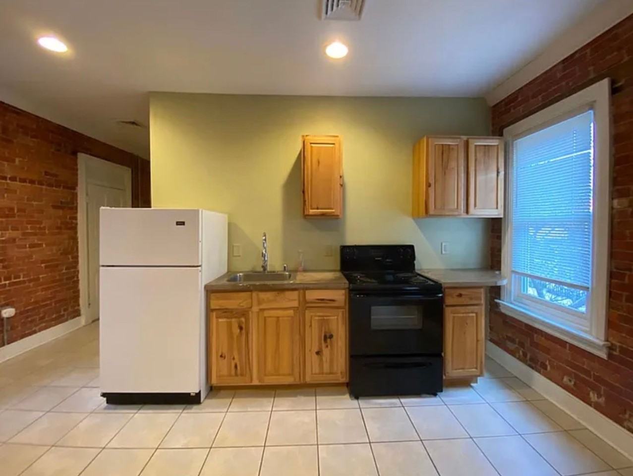 175 E Louther St - Photo 3 of 9