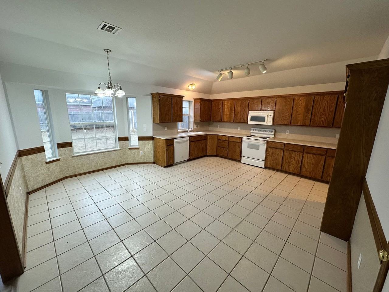 628 Nw 21st St - Photo 7 of 29