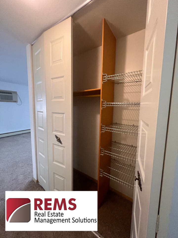 517 E Cook St - Photo 5 of 13