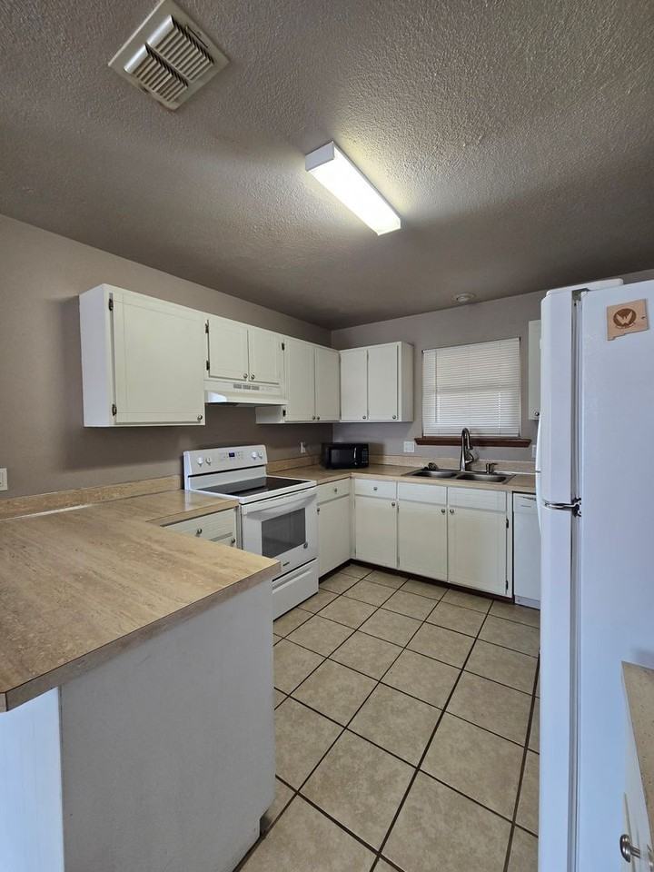 1808 Debra St - Photo 3 of 12