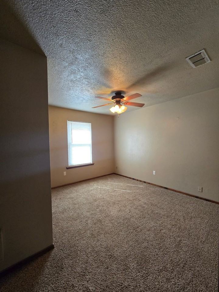 1808 Debra St - Photo 6 of 12