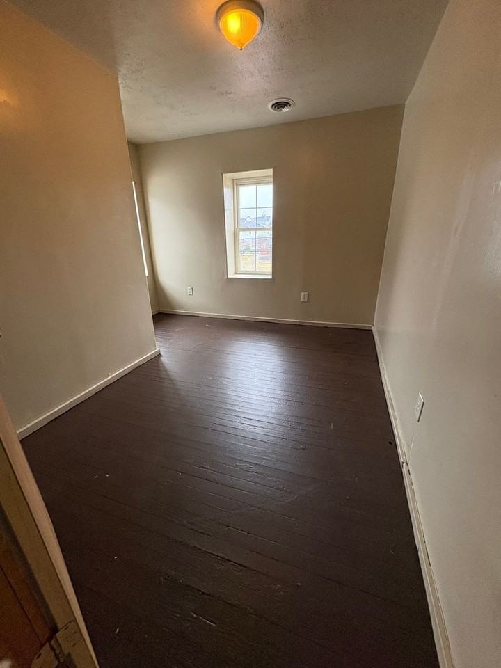 695 Ewing St - Photo 2 of 12