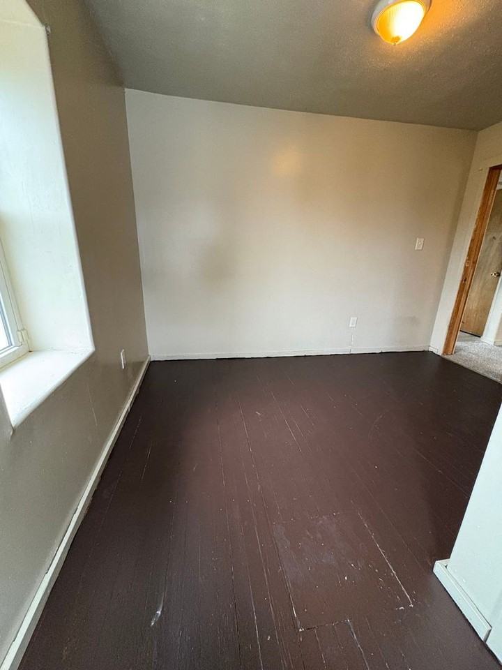 695 Ewing St - Photo 3 of 12