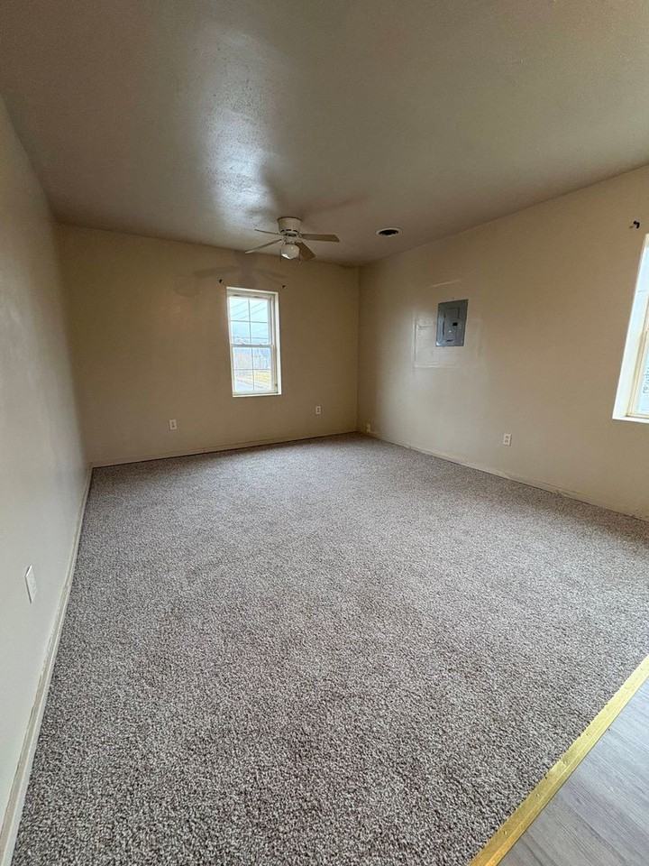 695 Ewing St - Photo 4 of 12