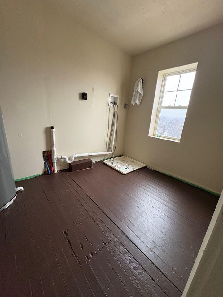 695 Ewing St - Photo 6 of 12