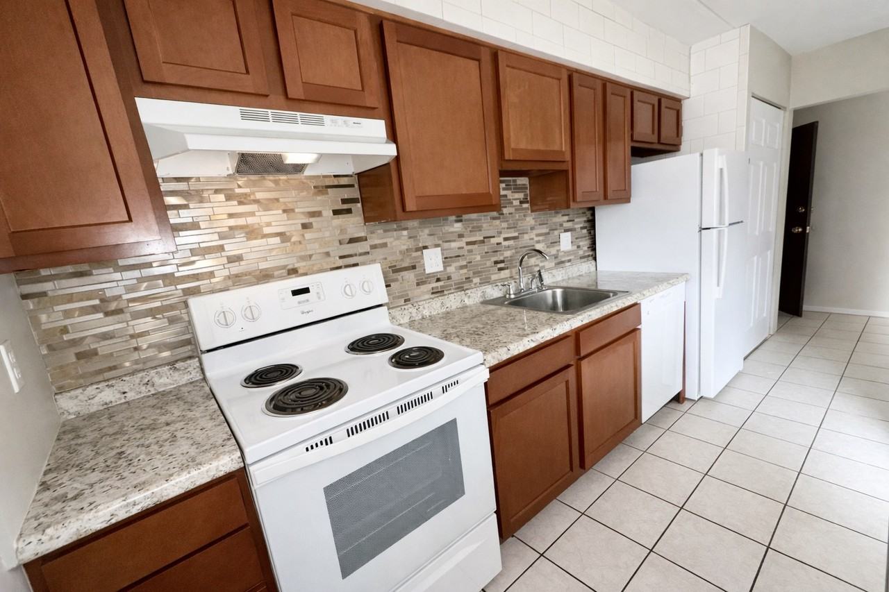 3500 WILLOW AVENUEAPT 202 #202 - Photo 3 of 7