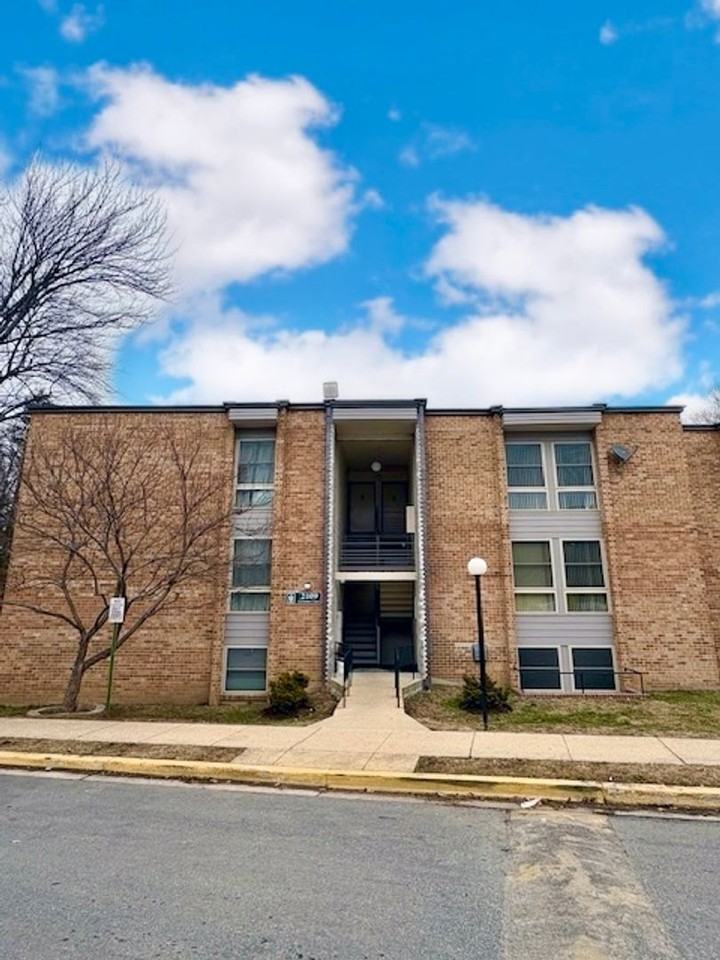 2109 Greenery Ln #302