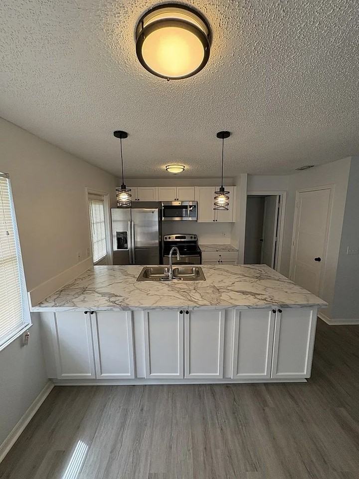 204 Mary Catherine Ct - Photo 2 of 15