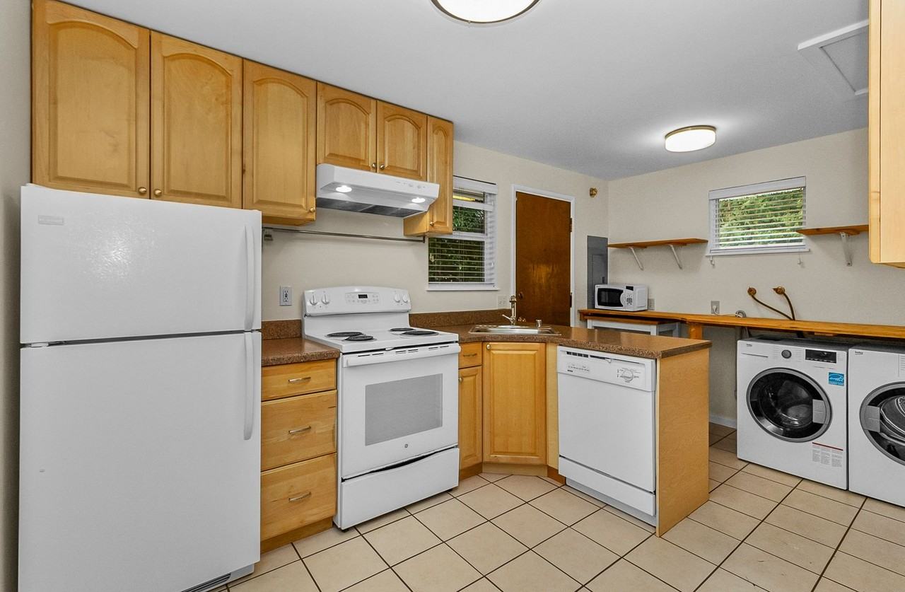 1557 Ne 166th St - Photo 4 of 11