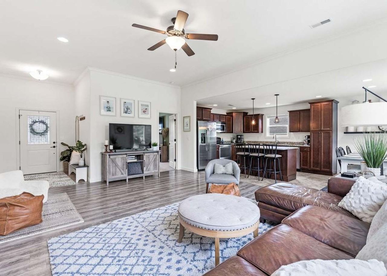 2401 Longwood Dr - Photo 2 of 7