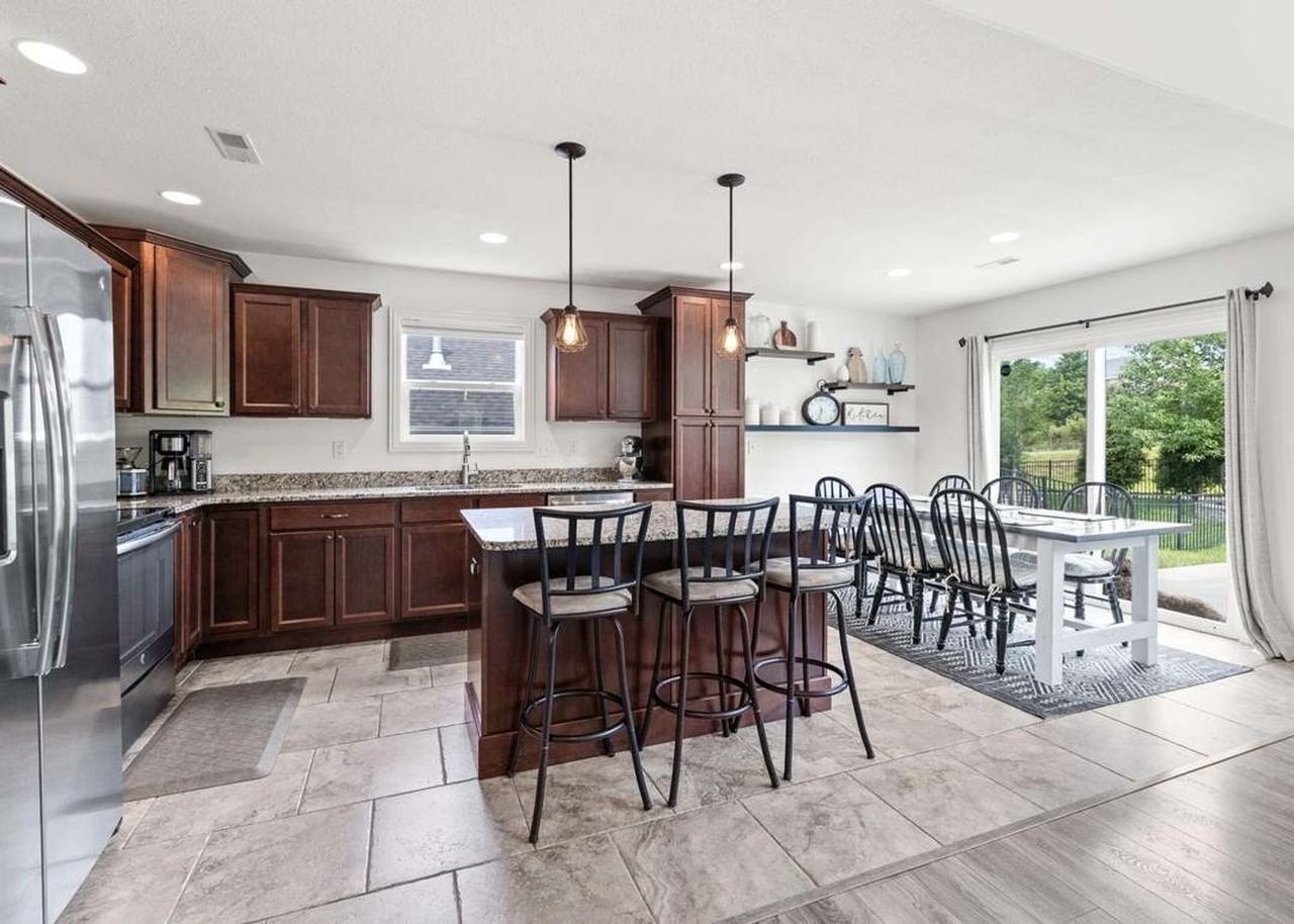 2401 Longwood Dr - Photo 3 of 7