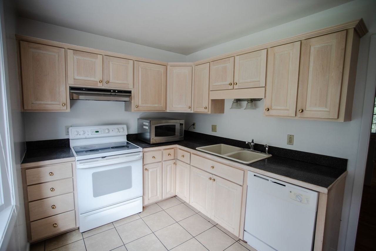 2836 Wellesley Ct - Photo 3 of 9