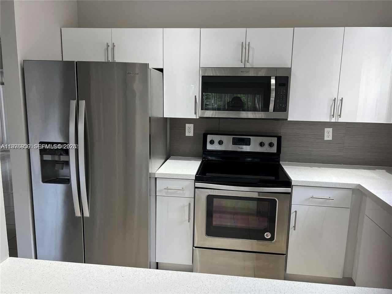 3389 Ne 4th St - Photo 3 of 10