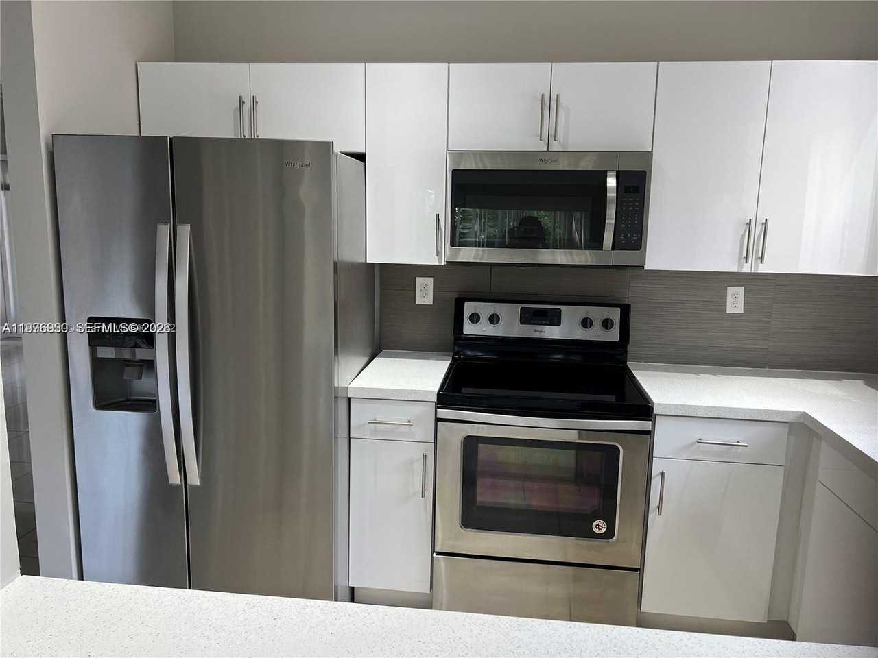 3389 Ne 4th St - Photo 5 of 10