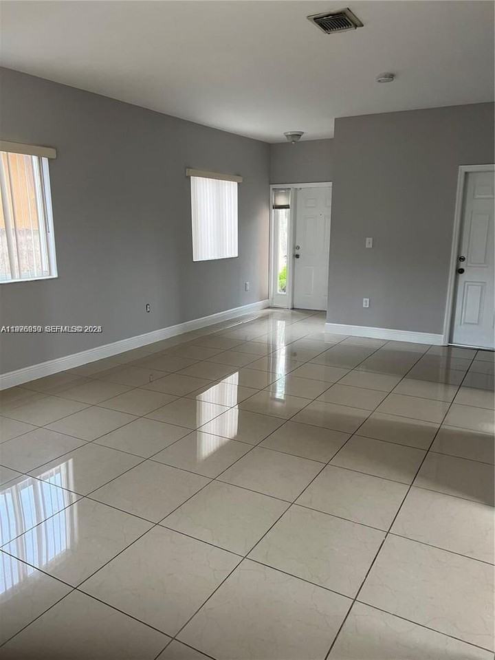 3389 Ne 4th St - Photo 6 of 10