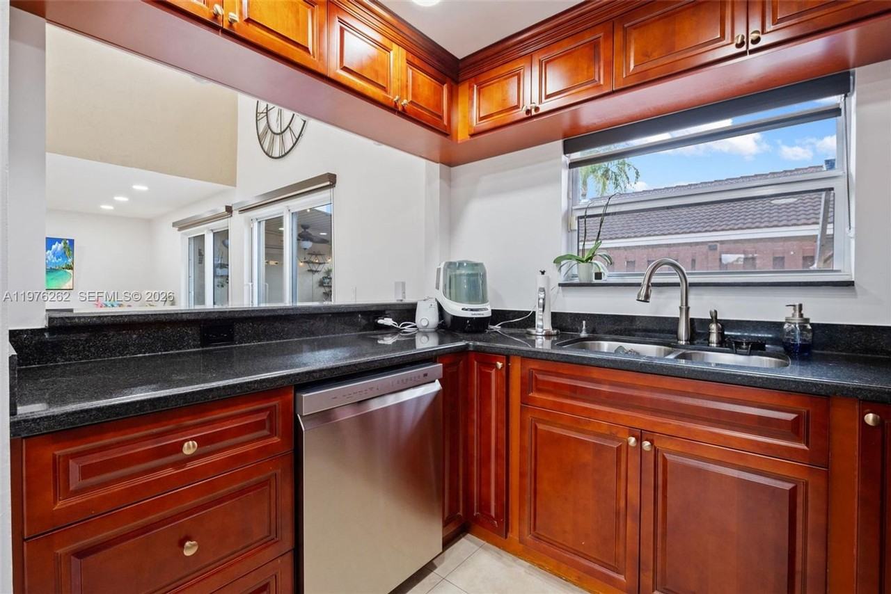 6523 Nw 170th Ln - Photo 2 of 21