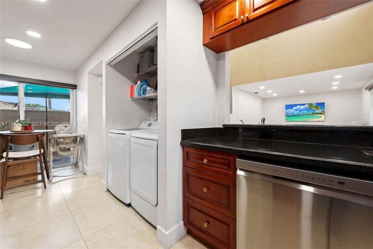 6523 Nw 170th Ln - Photo 3 of 21