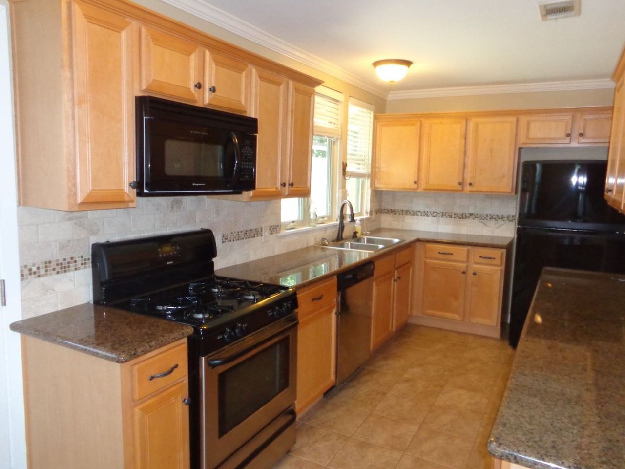 1551 Hewitt Dr - Photo 5 of 14