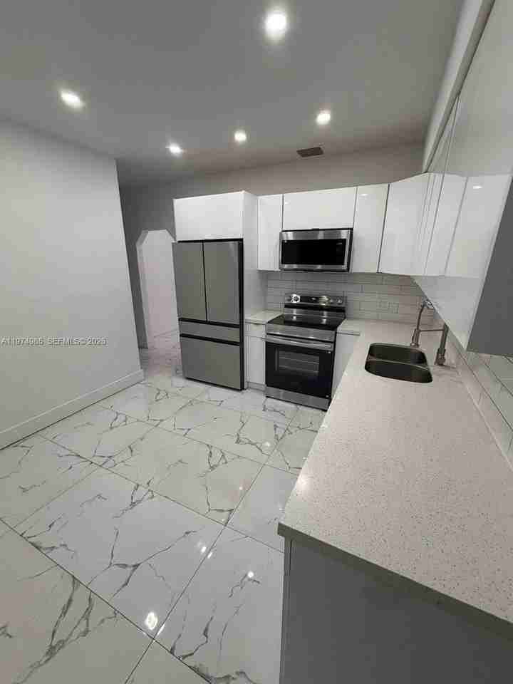 345 Sw 49th Ave - Photo 2 of 12