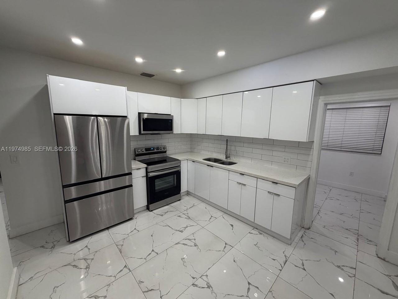 345 Sw 49th Ave - Photo 3 of 12