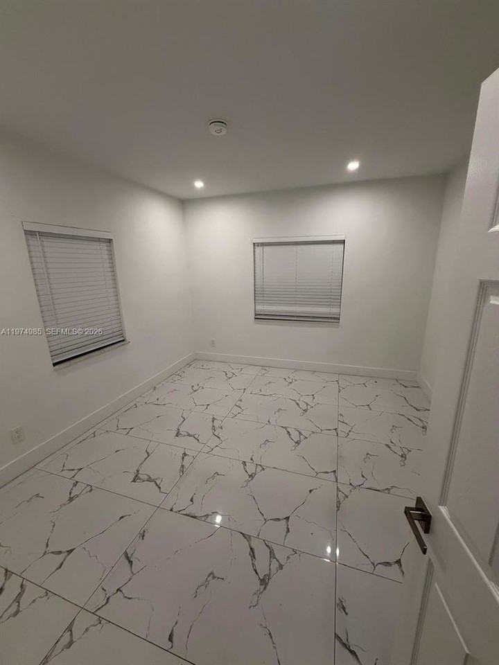 345 Sw 49th Ave - Photo 5 of 12