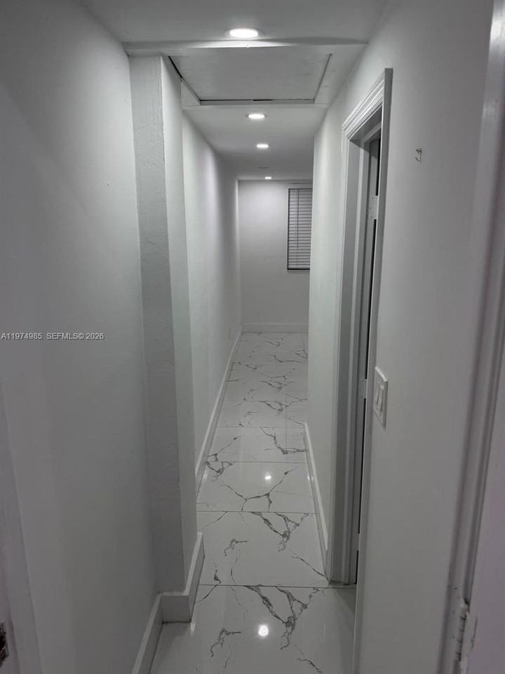 345 Sw 49th Ave - Photo 7 of 12