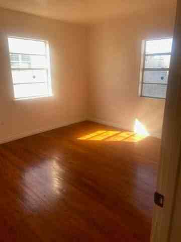 4624 S Bonham St - Photo 3 of 8