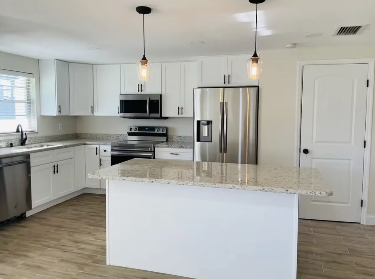 4005 N Glen Ave - Photo 2 of 17