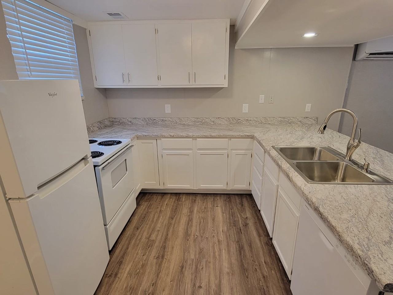 812 W 25th St #4 - Photo 4 of 12
