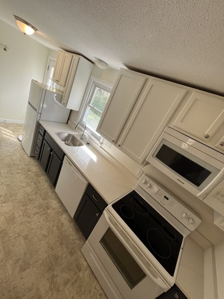 15 Rocky Hill Rd #B - Photo 3 of 9