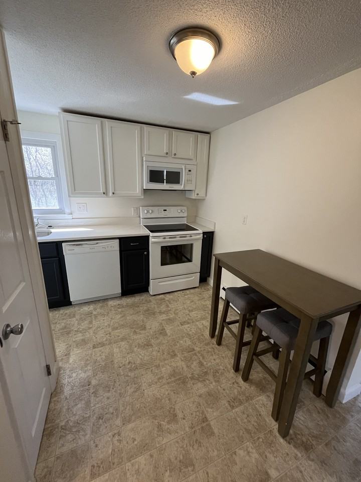 15 Rocky Hill Rd #B - Photo 4 of 9