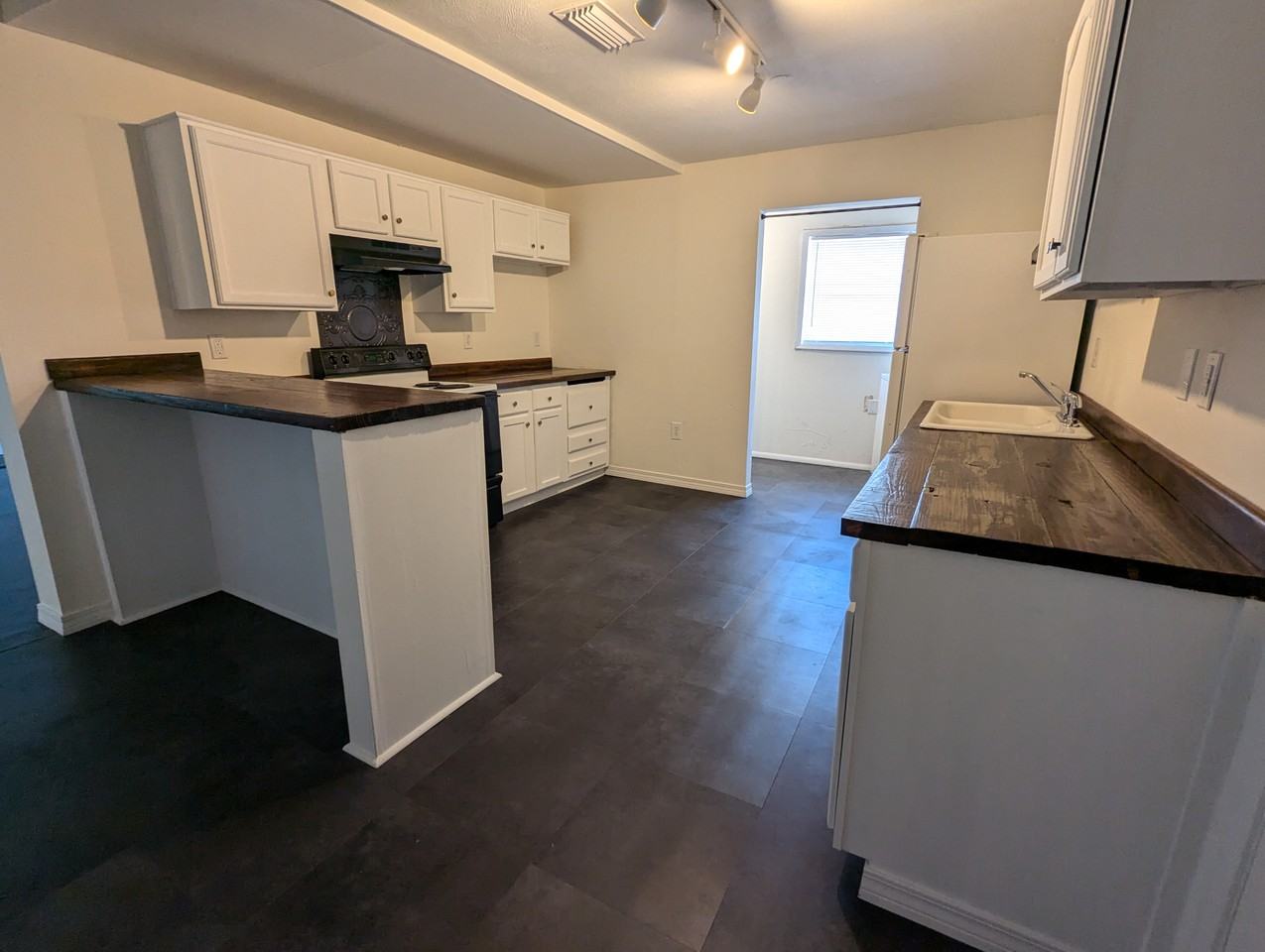 916 Shelton Beach Rd - Photo 2 of 10