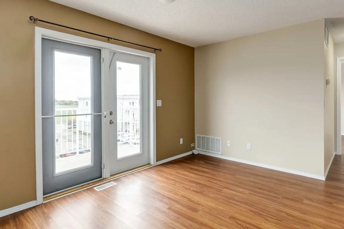 Oxford Apartments - Photo 4 of 21