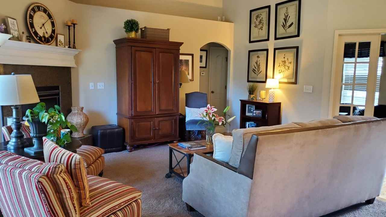 690 N Caracaras Pl - Photo 3 of 11