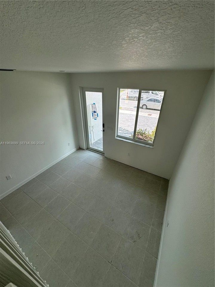 738 Se 13th Ct - Photo 2 of 8
