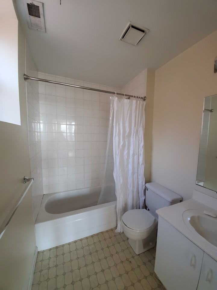 5788 Pershing Ave #2W - Photo 5 of 9