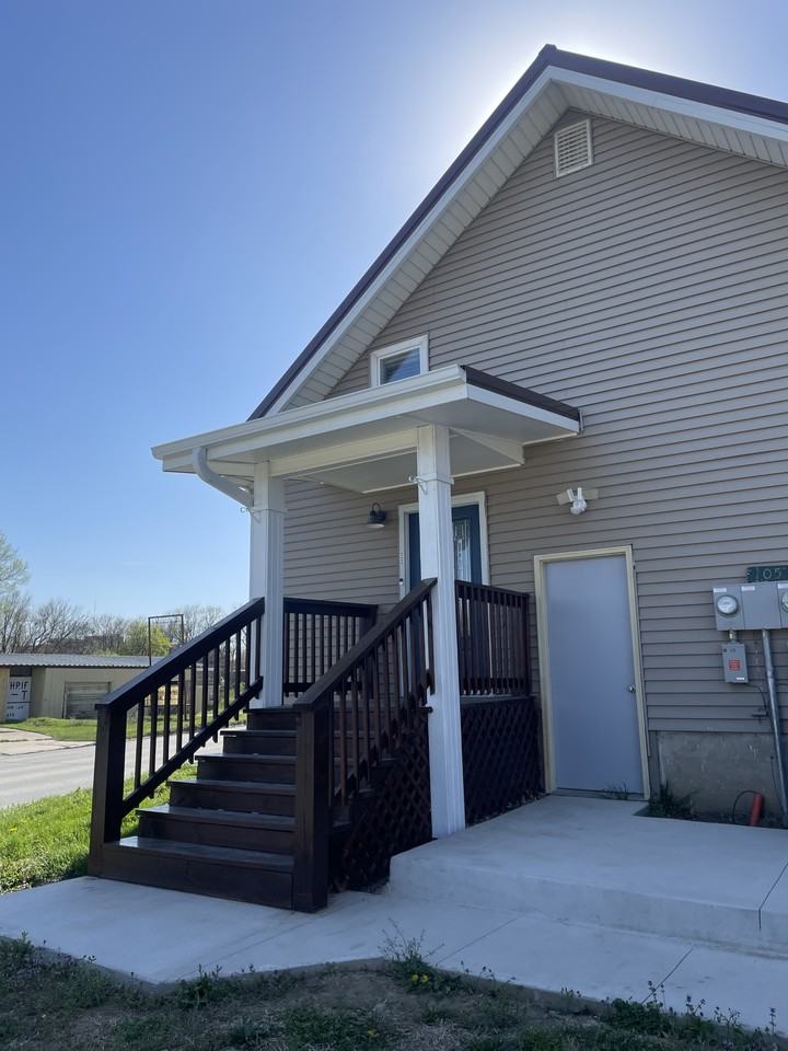 105 1/2 W Summit St #1 - Photo 2 of 19